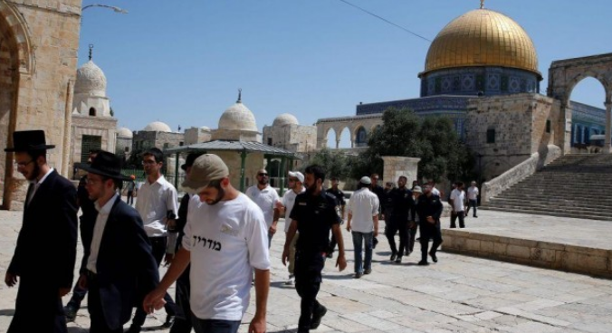 مستوطنون يقتحمون باحات الاقصى